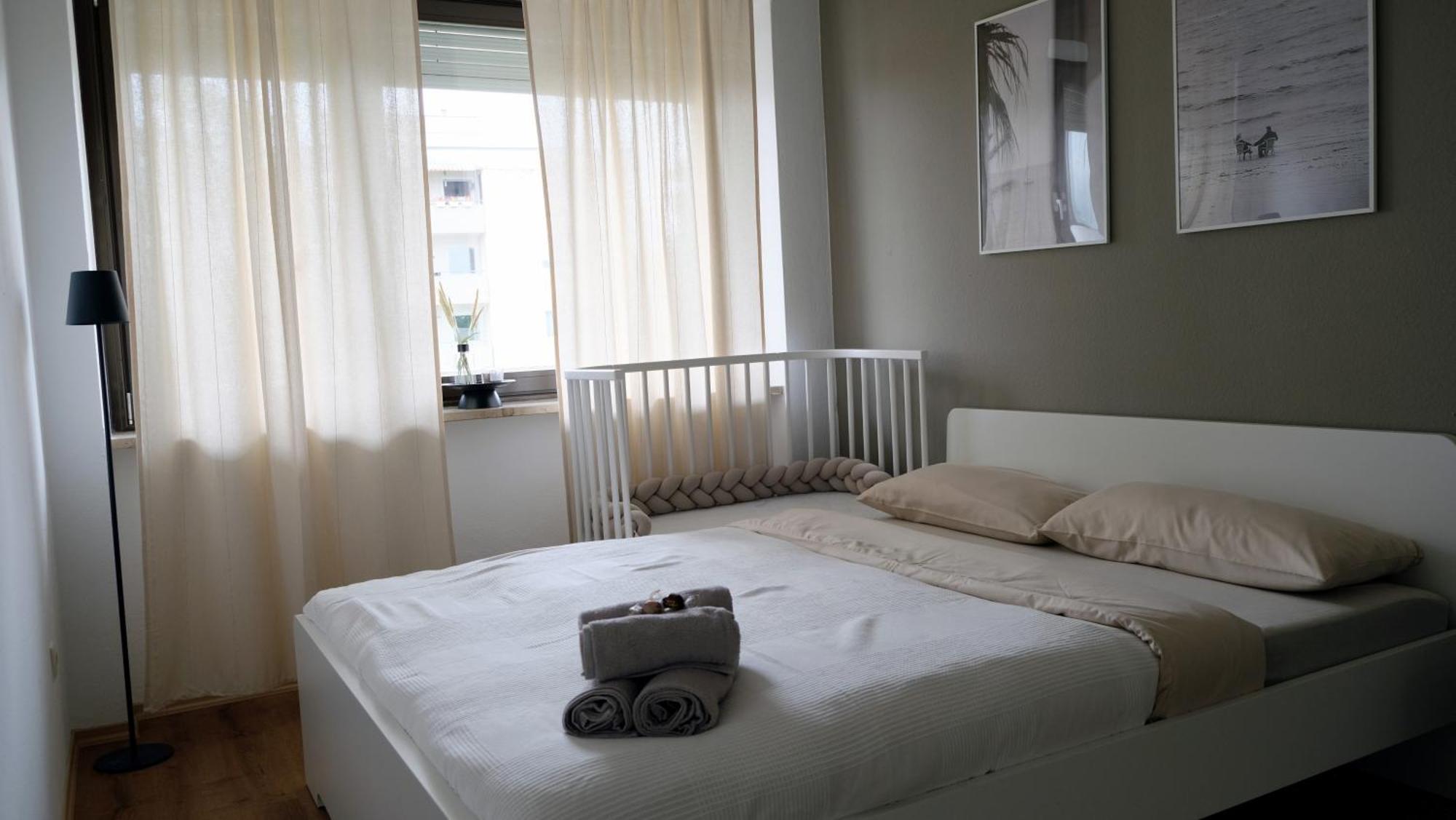 Ferienwohnung Casa Luxe - 120Qm - Zentral - Familienfreundlich - Parkplatz - 5Km Zum Legoland Günzburg Exterior foto